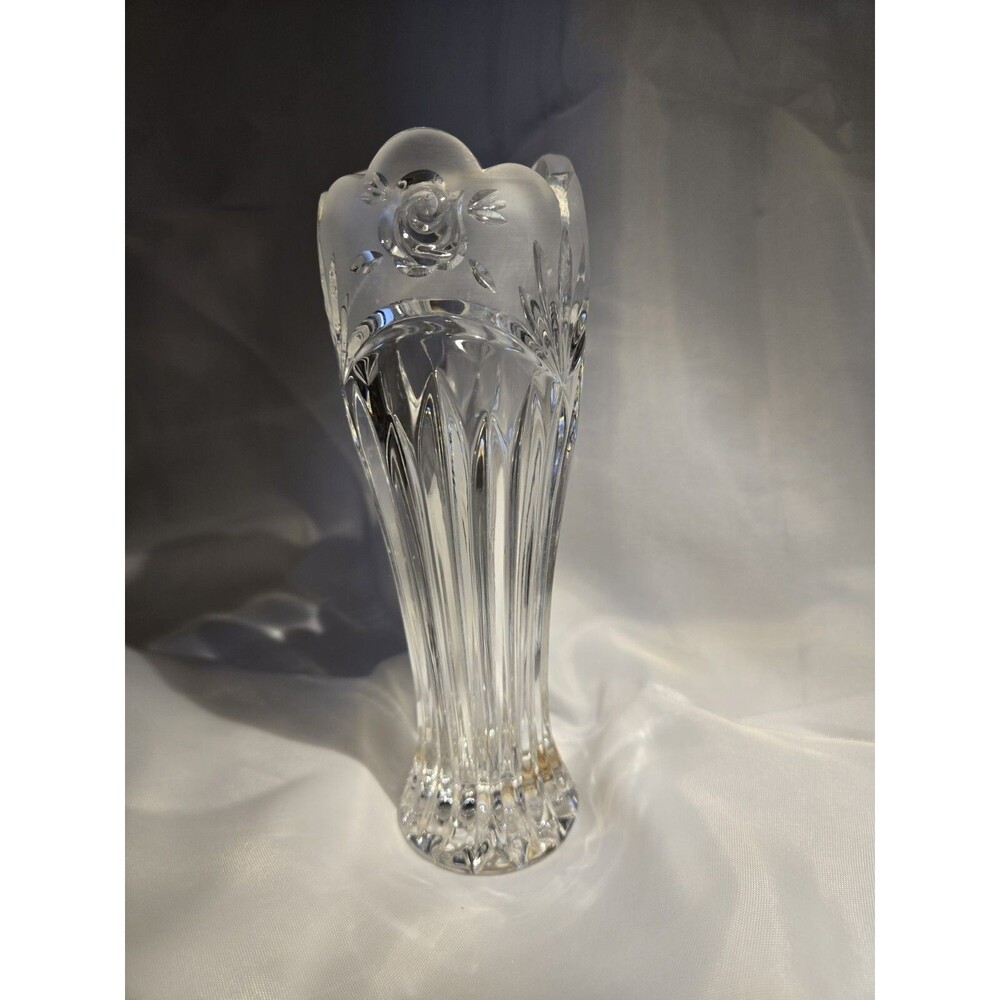 ONEIDA CRYSTAL SOUTHERN GARDEN 7" FLOWER BUD VASE